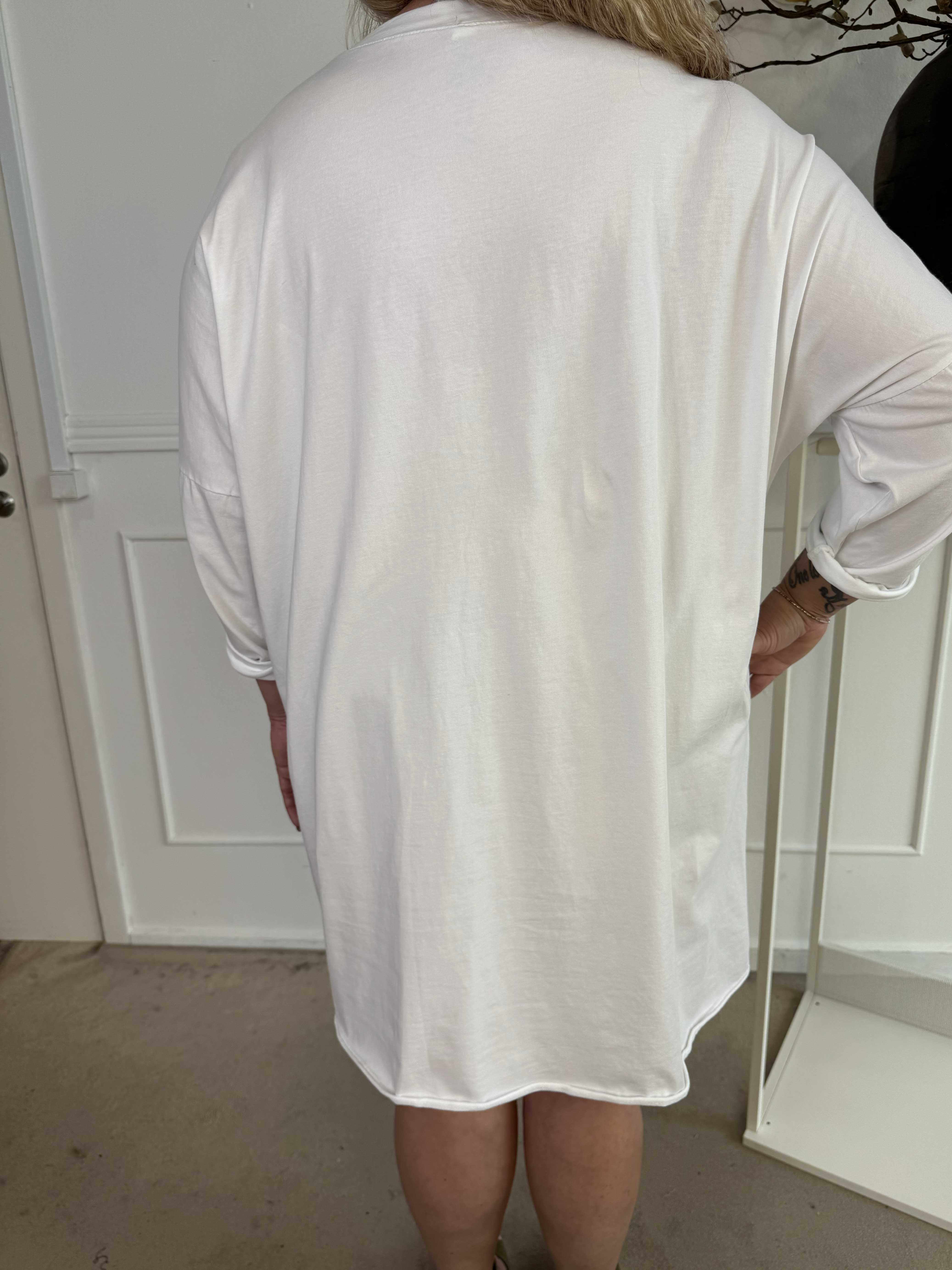 Oaklyn - Plus size joggingklänning i bomull med silverskrift på framsidan